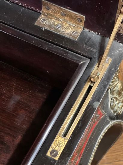 Table ouvrant par un tiroir en ceinture en...