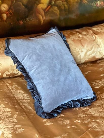 Coussin rectangulaire en velours violet ceint...