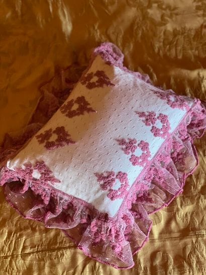 Coussin rectangulaire en crochet rose ceint...