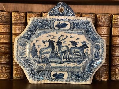 Plaque murale en faience de Delft aux cerfs...