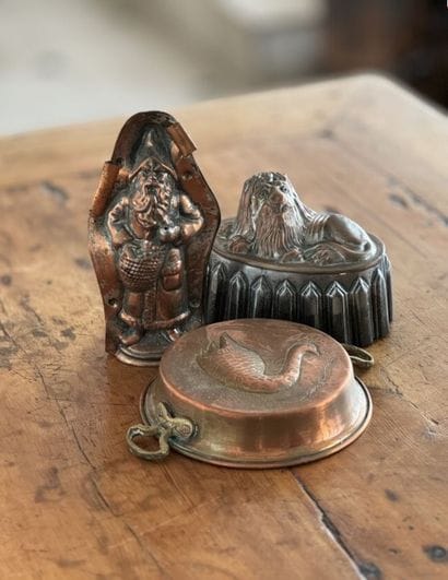 Trois moules à gateaux en cuivre estampé...