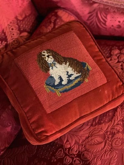 Coussin en tissu rouge, brodé aux petits...