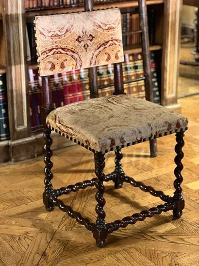Chaise en bois tourné, l'assise garnie tissu...