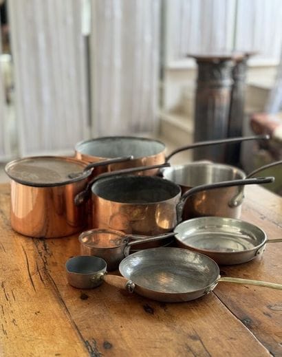 Lot comprenant six casseroles, deux poeles,...