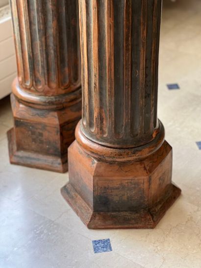 Paire de colonnes en terre cuite, la plateau...