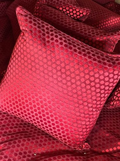 Lot de cinq coussins en velours frappé rouge
59...