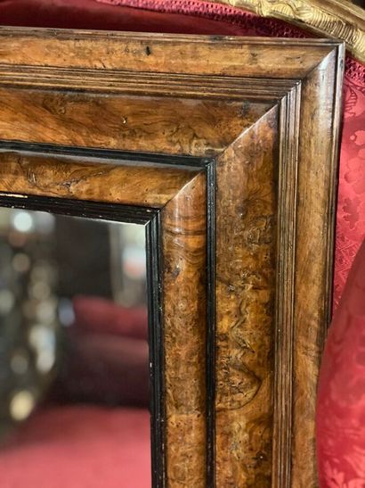 Miroir en bois mouluré et placage de ronce...