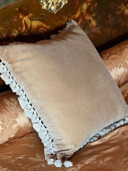 Coussin carré garni d'une tapisserie figurant...