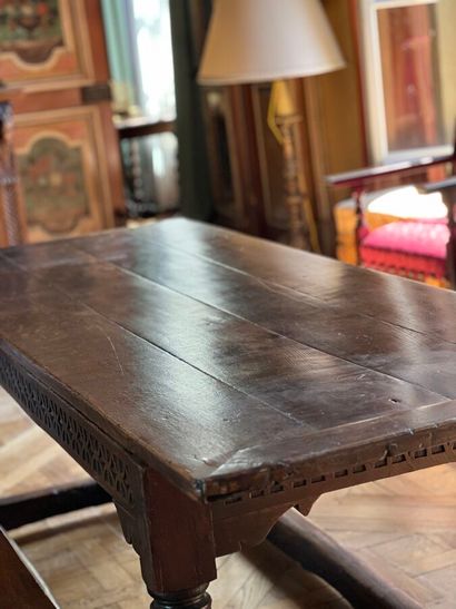 Table in natural wood, with columned base...