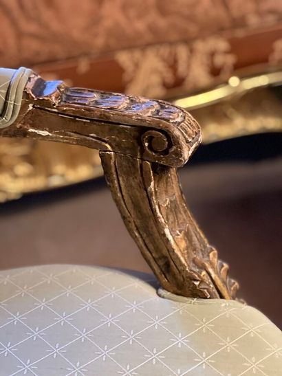 Fauteuil en bois doré, mouluré et sculpté...