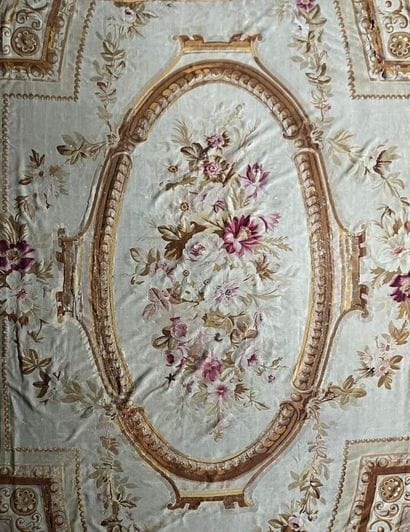 AUBUSSON - Grand tapis à motif floral dans...