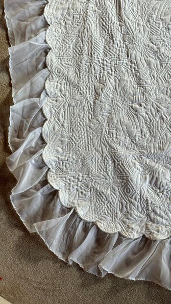 Dessus de lit blanc à motif de fleur et formes...