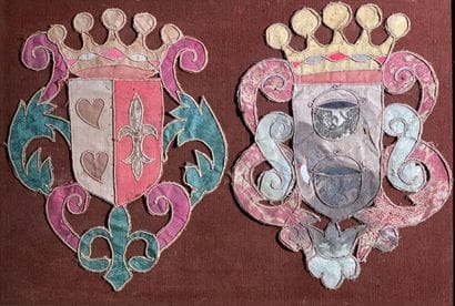 Deux broderies encadrées représentant des...