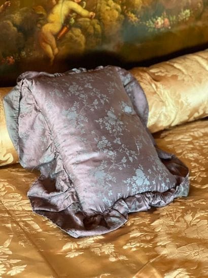 Coussin rectangulaire en soie mordorée orné...