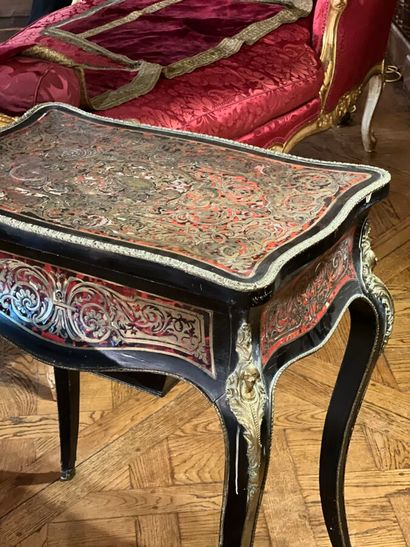 Table ouvrant par un tiroir en ceinture en...