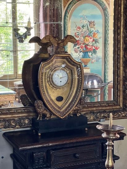 Pendule en bois sculpté et doré en forme...