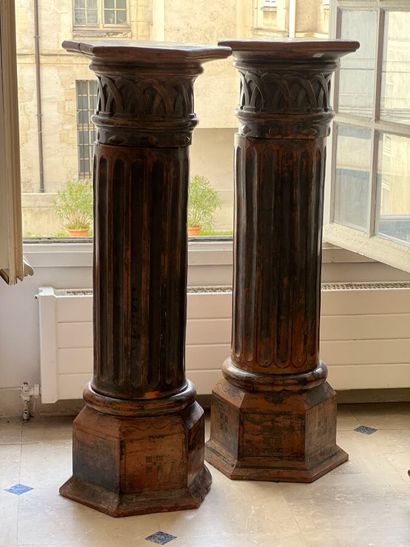 Paire de colonnes en terre cuite, la plateau...