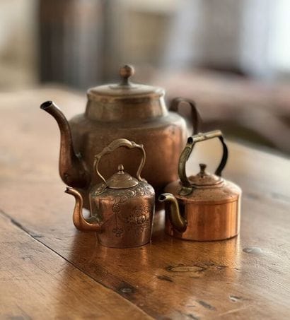 Trois bouilloirs ou verseuses en cuivre (quelques...