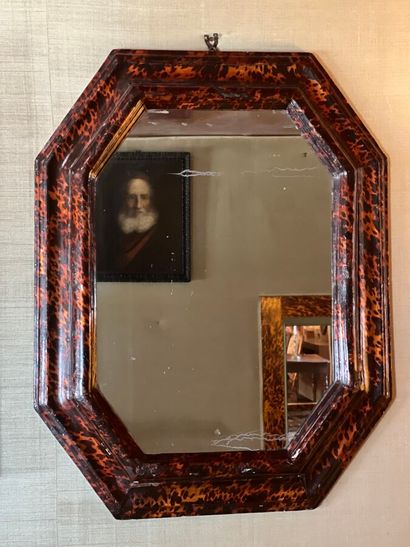 Paire de miroirs octogonaux en bois laqué...