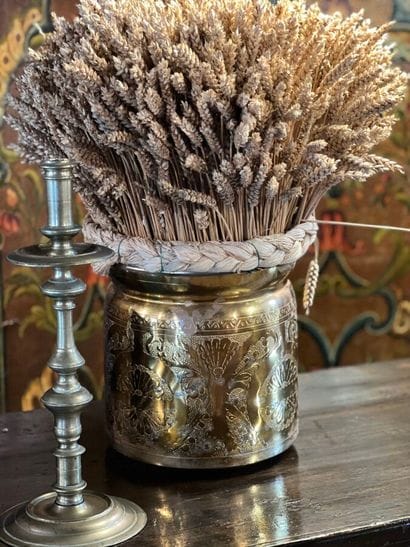 Pot en cuivre à décor de frises de végétaux...
