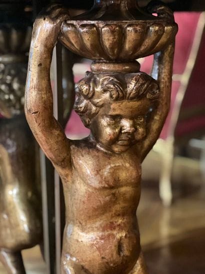 Console en applique ornée de Putti sculptés...