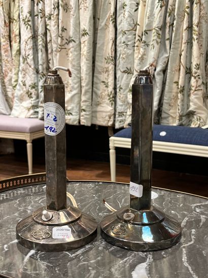 Paire de lampes en métal argenté, le fût...