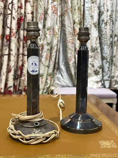 Paire de lampes en métal argenté, le fût...