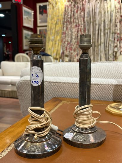 Paire de lampes en métal argenté, le fût...