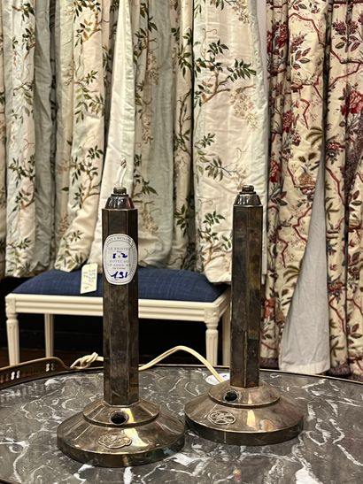 Paire de lampes en métal argenté, le fût...