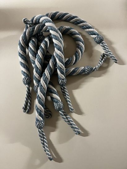 Quatre embrases en passementerie coloris...