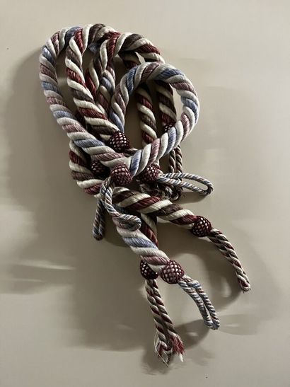 Quatre embrases en passementerie, coloris...