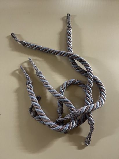 2 paires d'embrases en passementerie bleue...