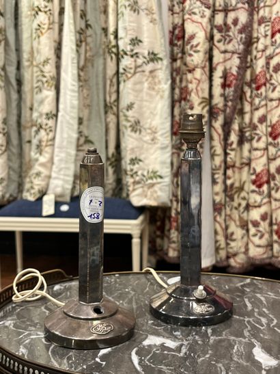 Paire de lampes en métal argenté, le fût...