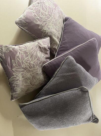 6 flower-decorated cushions, plum and violet...
