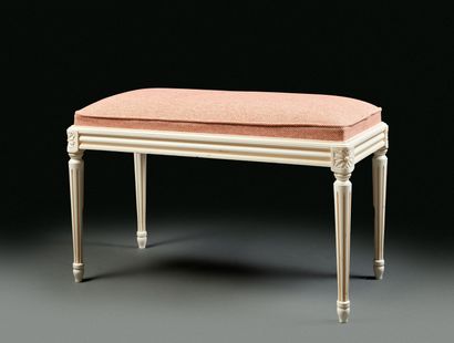 Banquette en bois mouluré laqué crème de...
