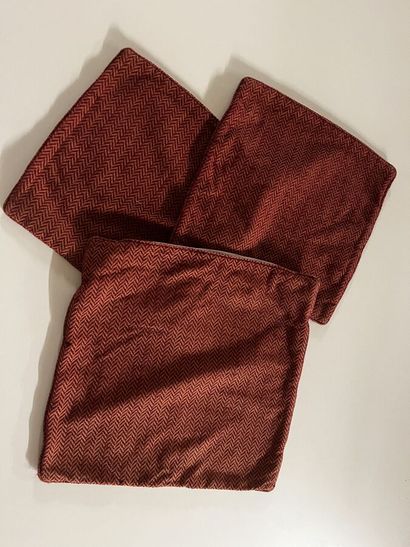Trois housses de coussins à motifs de chevrons...