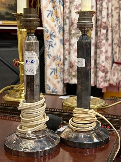 Paire de lampes en métal argenté, le fût...