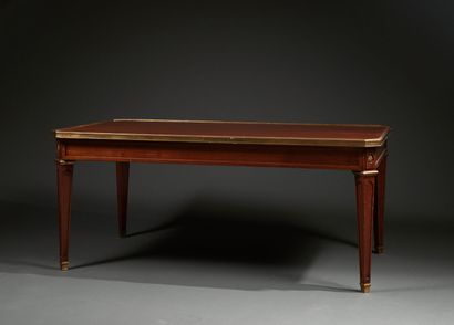 Table basse rectangulaire de style Louis...