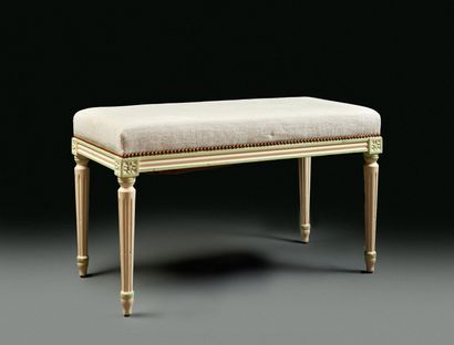 Banquette en bois mouluré laqué blanc et...