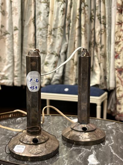 Paire de lampes en métal argenté, le fût...