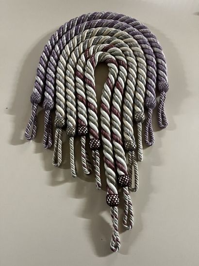 Trois paires d'embrases en passementerie...