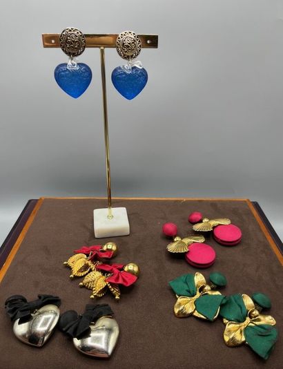Lot de 5 boucles d'oreilles clips dont :

-Modèle...