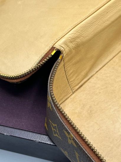 LOUIS VUITTON - Housse de protection.

Réalisée...