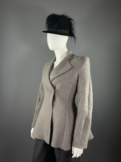 GIORGIO ARMANI - Veste et pantalon.

Le modèle...