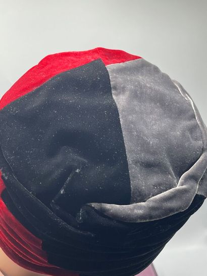 GIORGIO ARMANI - vers 2010 - Toque.

Le modèle...