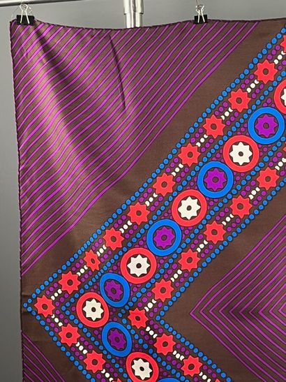 YVES SAINT LAURENT - Silk square.

Geometric...