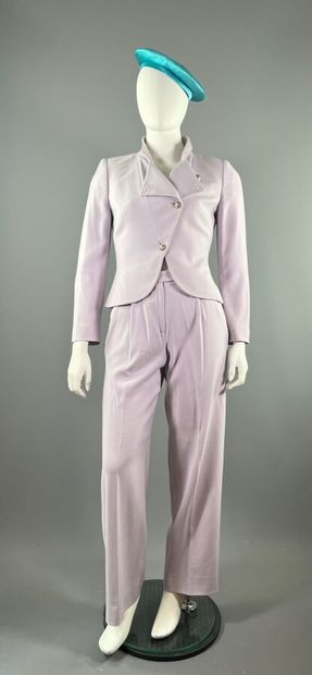 GIORGIO ARMANI - Tailleur pantalon.

L'ensemble...