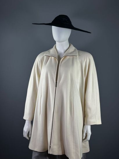 GEORGES RECH Unanyme - Manteau.

Le modèle...