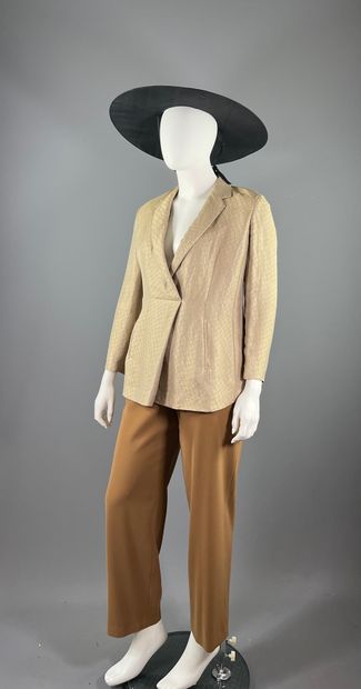 GIORGIO ARMANI - veste / tunique et pantalon.

Modèle...