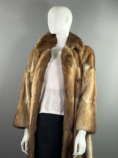 REVILLON - Fur coat.

Long raglan sleeves...